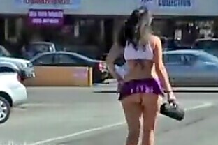 Linda colita en mini falda, muestra su culito en la calle poster