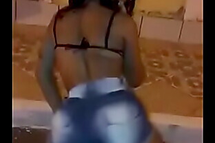 Morena Maryana Rebolando de Short Jeans