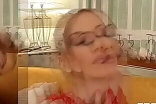 The Sybian pumps her hot poon!