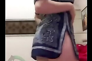 - Baila mientras se desnuda