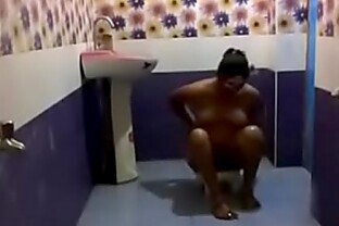 Sexy amateur indian babe showering