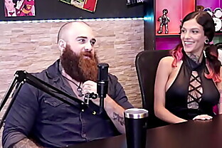 Ela perdeu a vrgindade com uma mulher, mas não queria ser julgada - Qweensg e Iron Biker