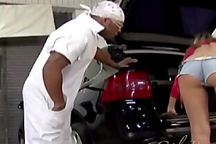 Marido pede pra mulher lavar o carro e ela volta toda sorridente