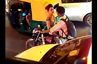bike pe ldki ko chusa