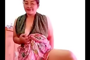 Thai aunty dancing sans underwear