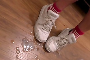 Petite MILF quick fuck and cum on sneakers - YummyCouple