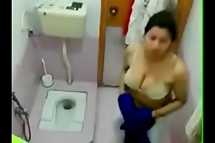बाथरूम में कपड़े निकालती मौसी लीक वीडियो poster
