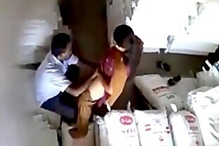 दोस्त की बीवी को खाद के गोदाम में बुलाकर खूब चोदा 8 min