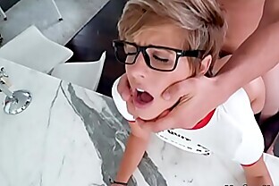 Teen spinner doing massive cock in the kitchen