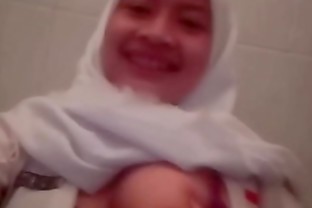 Abg jilbab cantik pamer tete gede di wc buat doi. Full Videos : bit.ly/2Bp4Rrk poster